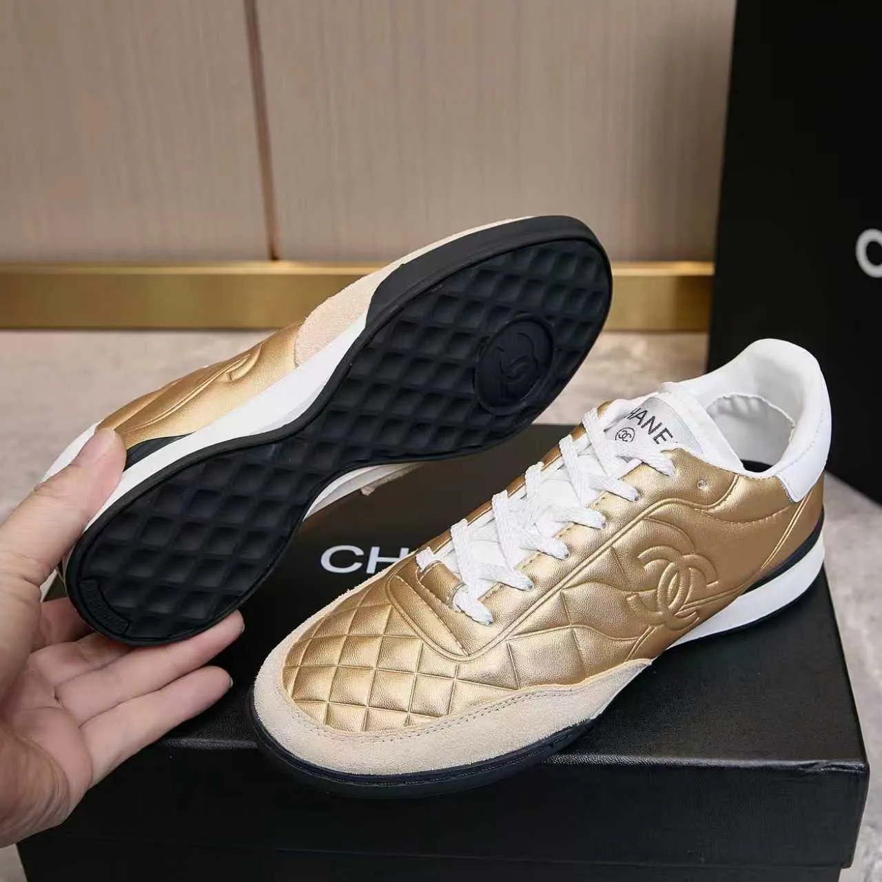 p560 Chanel Chanel - 2025 counter top casual sports shoes This classic design; the upper is electro-embroidered with a variety of craftsmanship; the outsole is fashionable and sporty; the extraordinary inclusion of a variety of color matching elements... The diversified mix and match is very beautiful and versatile, casual, fashionable, sports and outdoor can be taken into account... ꫛꫀꪝ Go➫ Materials: ❶Upper made of: Original imported mixed-breed sheep + craftsmanship ❷Inner uses: Original imported breathable sheepskin ❸ Outsole based on: Original TPU outsole Counter boutique packaging complete set Female 35–41 Male 39-45